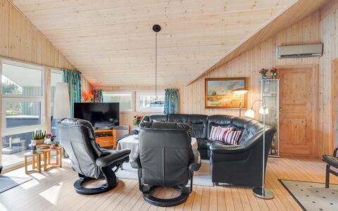 Allita - 12Km from the Sea: Möbel, Holz, Decke, Interior Design, Couch, Wohnzimmer, Zuhause, Zimmer, Stuhl