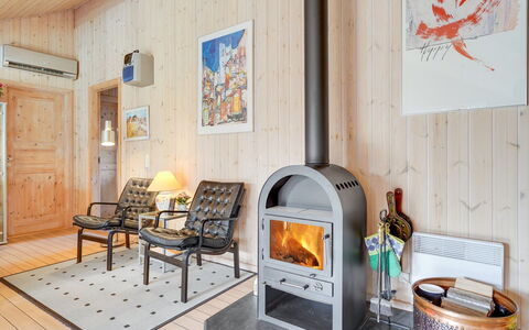 Allita - 12Km from the Sea: Holz, Möbel, Interior Design, Flooring, Zuhause, Zimmer, Feuerstelle, Wohnzimmer, Hartholz, Stuhl