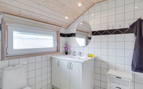 Allita - 12Km from the Sea: Armatur, Holz, Flooring, Interior Design, Decke, Fussboden, Zapfhahn, Installation, Sinken, Badezimmer