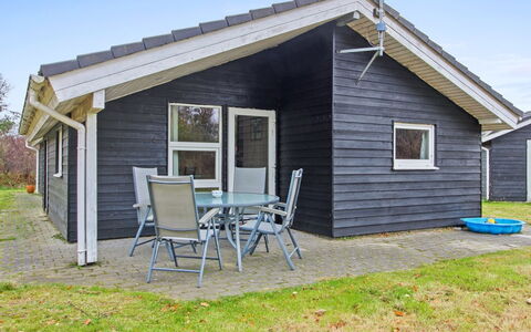 Aviaja - 12Km from the Sea: Möbel, Interior Design, Flooring, Fussboden, Decke, Zimmer, Stuhl, Tabelle, Wohnung, Küche & Esszimmer Tisch