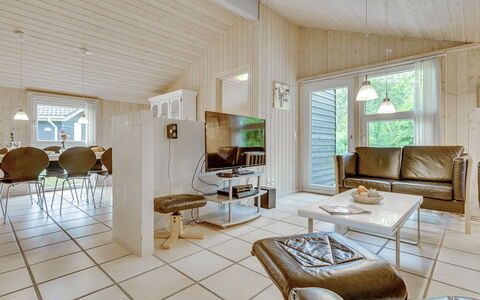 Aviaja - 12Km from the Sea: Holz, Interior Design, Decke, Flooring, Fussboden, Zuhause, Möbel, Wohnzimmer, Couch, Zimmer