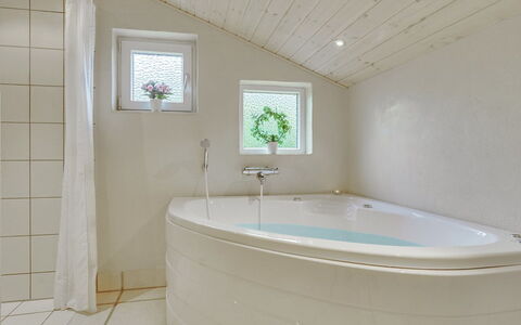 Aviaja - 12Km from the Sea: Badewanne, Armatur, Flooring, Badezimmer, Interior Design, Fussboden, Decke, Installation, Zapfhahn, Zimmer