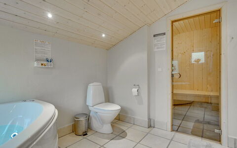 Aviaja - 12Km from the Sea: Flooring, Fussboden, Armatur, Interior Design, Decke, Holz, Badezimmer, Zimmer, Installation, Badewanne