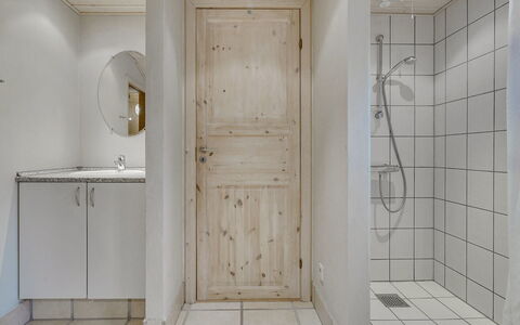 Aviaja - 12Km from the Sea: Flooring, Wand, Fussboden, Holz, Decke, Interior Design, Armatur, Zimmer, Tür, Badezimmer
