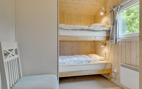 Aviaja - 12Km from the Sea: Holz, Schlafzimmer, Bett, Interior Design, Decke, Fussboden, Flooring, Möbel, Bedding, Zimmer