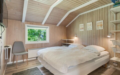 Annaline - 10Km from the Sea: Schlafzimmer, Holz, Interior Design, Decke, Bett, Bettdecke, Bedding, Zimmer, Fussboden, Flooring