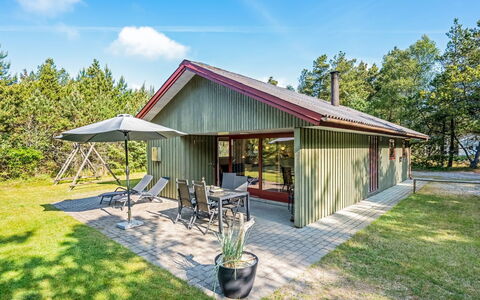 Yngvy - 1.3Km from the Sea: Möbel, Interior Design, Flooring, Fussboden, Decke, Zimmer, Stuhl, Tabelle, Wohnung, Küche & Esszimmer Tisch
