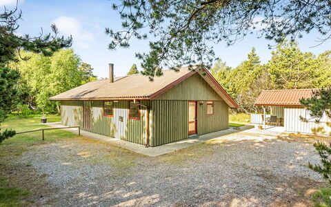 Yngvy - 1.3Km from the Sea: Möbel, Interior Design, Flooring, Fussboden, Decke, Zimmer, Stuhl, Tabelle, Wohnung, Küche & Esszimmer Tisch