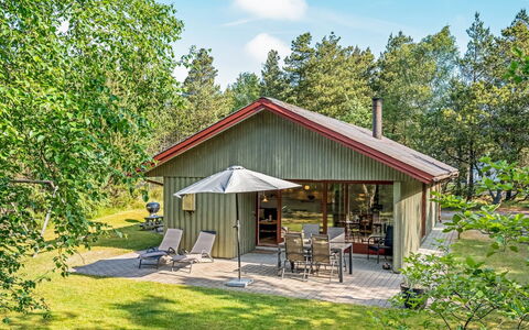 Yngvy - 1.3Km from the Sea: Möbel, Interior Design, Flooring, Fussboden, Decke, Zimmer, Stuhl, Tabelle, Wohnung, Küche & Esszimmer Tisch