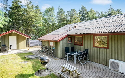 Yngvy - 1.3Km from the Sea: Möbel, Interior Design, Flooring, Fussboden, Decke, Zimmer, Stuhl, Tabelle, Wohnung, Küche & Esszimmer Tisch