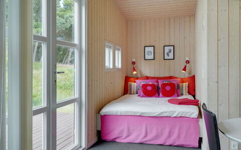 Akkar - 1.8Km from the Sea: Holz, Interior Design, Flooring, Fussboden, Schlafzimmer, Zuhause, Zimmer, Decke, Bett, Kissen