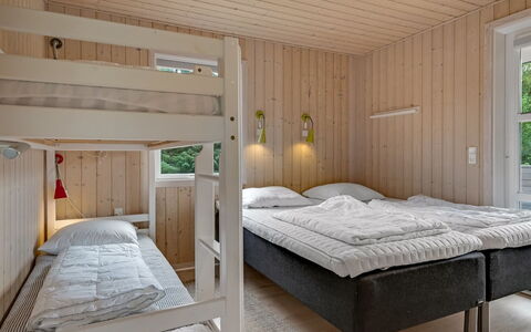 Akkar - 1.8Km from the Sea: Schlafzimmer, Holz, Bett, Interior Design, Decke, Bedding, Fussboden, Etagenbett, Bettdecke, Bettrahmen