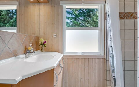 Akkar - 1.8Km from the Sea: Armatur, Interior Design, Flooring, Holz, Badezimmer, Fussboden, Sinken, Zapfhahn, Decke, Bad Sink