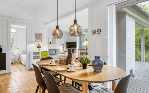 Atla - 2.5Km from the Sea: Interior Design, Möbel, Light Fixture, Flooring, Holz, Leuchter, Decke, Esszimmer, Küche & Esszimmer Tisch, Fussboden