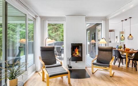 Atla - 2.5Km from the Sea: Flooring, Möbel, Interior Design, Fussboden, Holz, Holzboden, Stuhl, Zuhause, Decke, Wohnzimmer