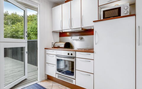 Atla - 2.5Km from the Sea: Holz, Flooring, Major Appliance, Fussboden, Interior Design, Holzboden, Küche, Wohnung, Zimmer, Holzbeize