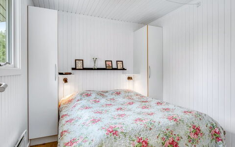Atla - 2.5Km from the Sea: Schlafzimmer, Interior Design, Bett, Holz, Bettdecke, Bedding, Flooring, Fussboden, Decke, Möbel