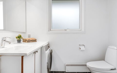 Atla - 2.5Km from the Sea: Interior Design, Flooring, Armatur, Fussboden, Badezimmer, Decke, Sinken, Zapfhahn, Beleuchtung, Zuhause