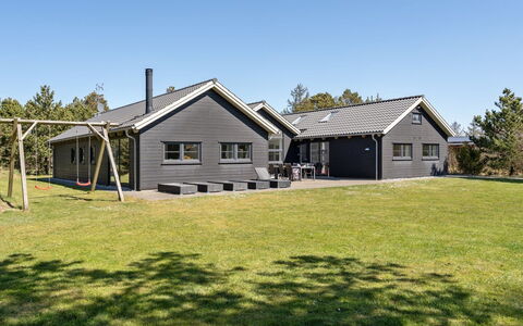 Lova - 600M from the Sea: Zuhause, Hütte, Tür, Estate, Schatten, Abstellgleis, Hartholz, Gartenbauten, Veranda, Design