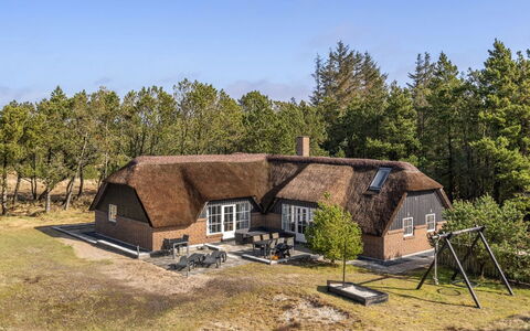 Alwina - 2.5Km from the Sea: Haus, Zuhause, Tür, Dach, Hütte, Estate, Garten, Schatten, Abstellgleis, Garten