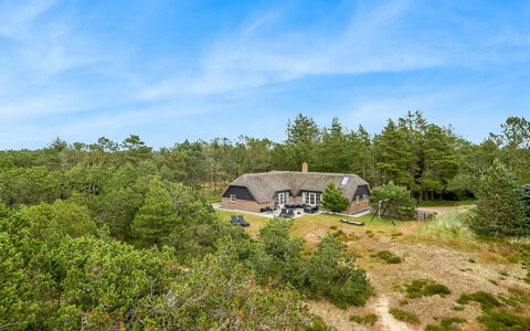 Alwina - 2.5Km from the Sea: Haus, Zuhause, Tür, Dach, Hütte, Estate, Garten, Schatten, Abstellgleis, Garten