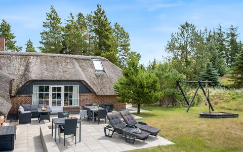 Alwina - 2.5Km from the Sea: Haus, Zuhause, Tür, Dach, Hütte, Estate, Garten, Schatten, Abstellgleis, Garten