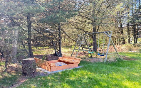 Mart - 1.6Km from the Sea: Holz, Grundstueck, Garten, Kofferraum, Boden, Wald, Hinterhof, Rasen, Garten, Landscaping