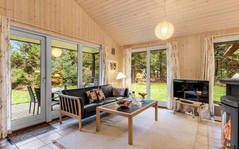 Mart - 1.6Km from the Sea: Holz, Flooring, Decke, Interior Design, Fussboden, Zuhause, Hütte, Wohnzimmer, Holzboden, Zimmer