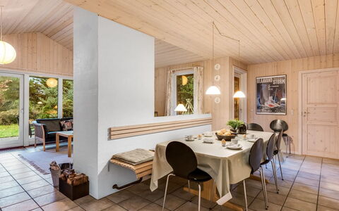 Mart - 1.6Km from the Sea: Interior Design, Möbel, Flooring, Holz, Decke, Fussboden, Light Fixture, Zimmer, Zuhause, Wohnzimmer