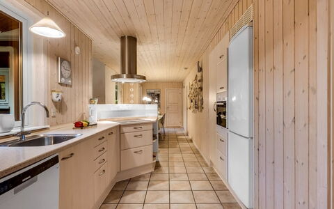 Mart - 1.6Km from the Sea: Küche, Interior Design, Flooring, Countertop, Holz, Fussboden, Decke, Cabinetry, Möbel, Light Fixture