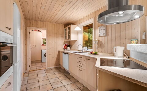 Mart - 1.6Km from the Sea: Küche, Countertop, Interior Design, Flooring, Möbel, Holz, Cabinetry, Küchengerät, Fussboden, Decke