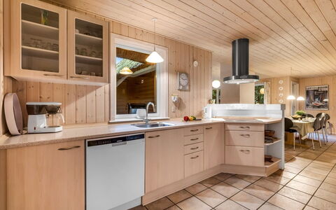 Mart - 1.6Km from the Sea: Küche, Interior Design, Holz, Countertop, Flooring, Decke, Möbel, Cabinetry, Fussboden, Light Fixture