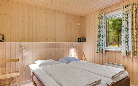 Mart - 1.6Km from the Sea: Holz, Interior Design, Fussboden, Flooring, Schlafzimmer, Decke, Möbel, Bett, Zimmer, Zuhause
