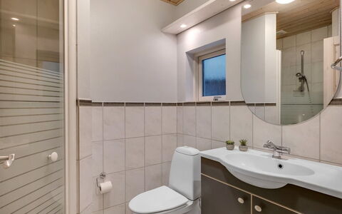 Mart - 1.6Km from the Sea: Badezimmer, Bad Sink, Armatur, Sinken, Interior Design, Flooring, Wand, Toilette, Fussboden, Badezimmerschrank