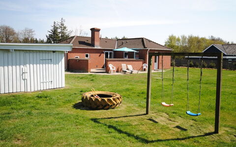 Pernilla - 2Km from the Sea: Gras, Grundstueck, Rasen, Garten, Hinterhof, Garten, Schatten, Landscaping, Gartenbauten, Park