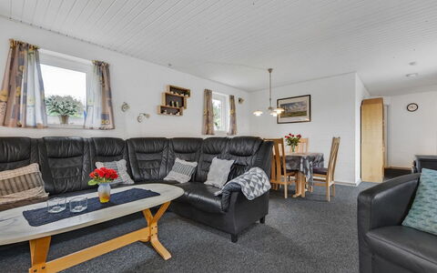 Pernilla - 2Km from the Sea: Möbel, Stuhl, Wohnzimmer, Hartholz, Zimmerpflanze, Couch, Armlehne, Kaffetisch