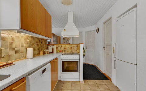 Pernilla - 2Km from the Sea: Flooring, Interior Design, Major Appliance, Küche, Holz, Fussboden, Countertop, Küchengerät, Decke, Cabinetry