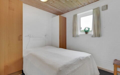 Pernilla - 2Km from the Sea: Wand, Holz, Flooring, Decke, Fussboden, Schlafzimmer, Interior Design, Bett, Bettdecke, Zimmer