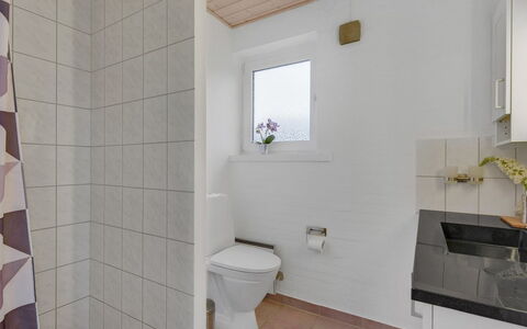 Pernilla - 2Km from the Sea: Flooring, Fussboden, Wand, Armatur, Holz, Toilleten Sitz, Interior Design, Toilette, Badezimmer, Decke