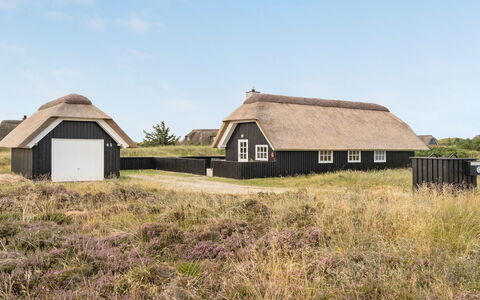 Kajin - 200M from the Sea: Holz, Dach, Die Architektur, Zuhause, Haus, Hütte, Abstellgleis, Hartholz, Steigung, Estate
