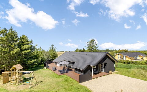 Joseline - 1.8Km from the Sea: Dach, Haus, Zuhause, Hütte, Tür, Abstellgleis, Deck, Veranda, Planke, Hartholz