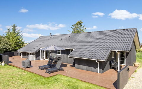 Joseline - 1.8Km from the Sea: Dach, Haus, Zuhause, Hütte, Tür, Abstellgleis, Deck, Veranda, Planke, Hartholz