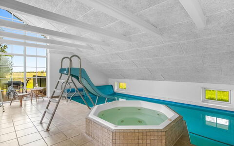 Joseline - 1.8Km from the Sea: Dach, Haus, Zuhause, Hütte, Tür, Abstellgleis, Deck, Veranda, Planke, Hartholz