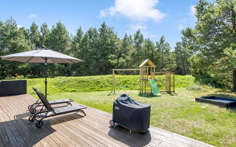Joseline - 1.8Km from the Sea: Dach, Haus, Zuhause, Hütte, Tür, Abstellgleis, Deck, Veranda, Planke, Hartholz