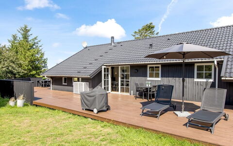 Joseline - 1.8Km from the Sea: Dach, Haus, Zuhause, Hütte, Tür, Abstellgleis, Deck, Veranda, Planke, Hartholz