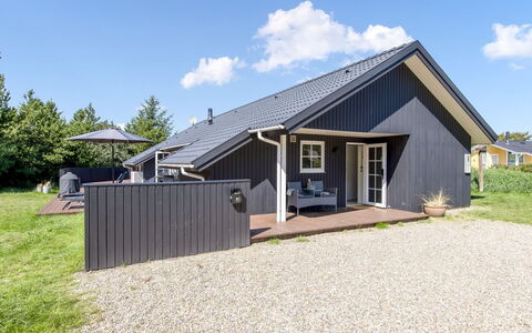 Joseline - 1.8Km from the Sea: Dach, Haus, Zuhause, Hütte, Tür, Abstellgleis, Deck, Veranda, Planke, Hartholz