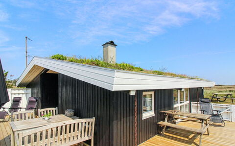 Scarlett - 300M from the Sea: Holz, Dach, Haus, Zuhause, Hütte, Hartholz, Planke, Deck, Schatten, Balkon