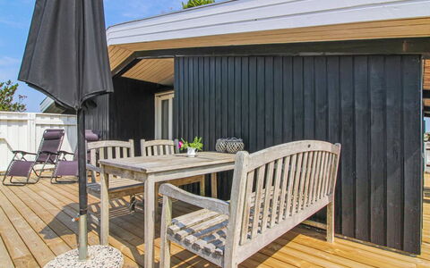 Scarlett - 300M from the Sea: Holz, Holzboden, Hartholz, Flooring, Planke, Holzbeize, Fussboden, Deck, Schatten, Veranda