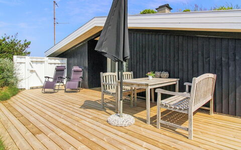 Scarlett - 300M from the Sea: Holz, Holzboden, Hartholz, Planke, Deck, Holzbeize, Gartenmöbel, Schatten, Veranda, Stuhl