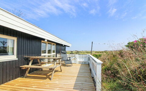 Scarlett - 300M from the Sea: Himmel, Holz, Planke, Hartholz, Hütte, Deck, Veranda, Schatten, Balkon, Promenade